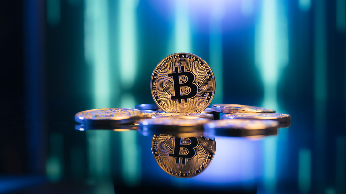 比特币暴跌5.7万！15万人爆仓4亿 抄底时机还是逃命信号？