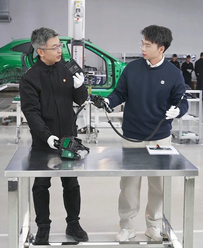 小米展示 YU7 门锁机械拉线：内外都有，专用备份电池