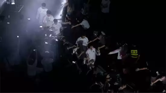 LOL顶流选手Bin黑脸拒绝粉丝击掌！压力大到人懵了还是故意甩脸色？你怎么看？