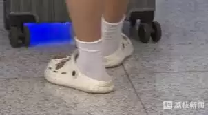 乘坐自动扶梯时哪类鞋有安全隐患