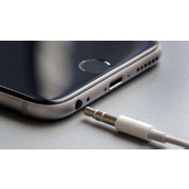 “第一个取消耳机孔的简直是蠢货”登上热搜，科技变革与用户习惯再起冲突