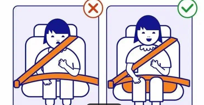 坐在车辆后排的乘客也要系安全带吗