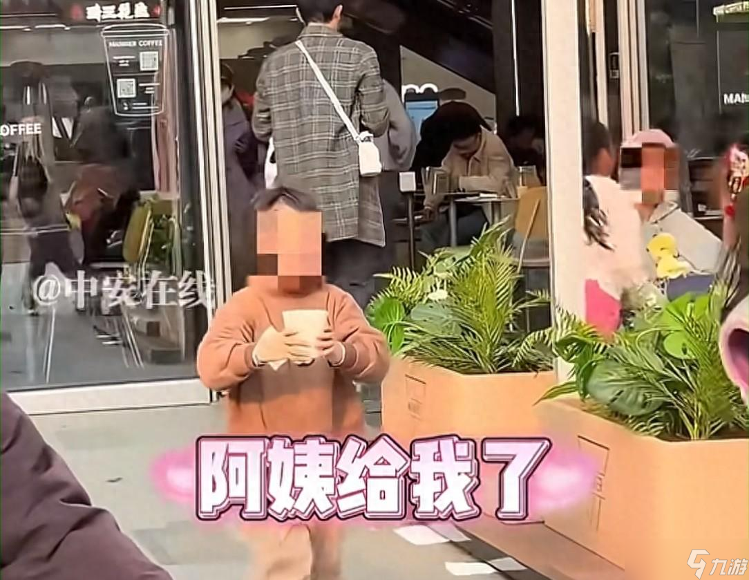 小女孩端水小心走路，被路过女孩故意打翻！事后对方态度不诚恳