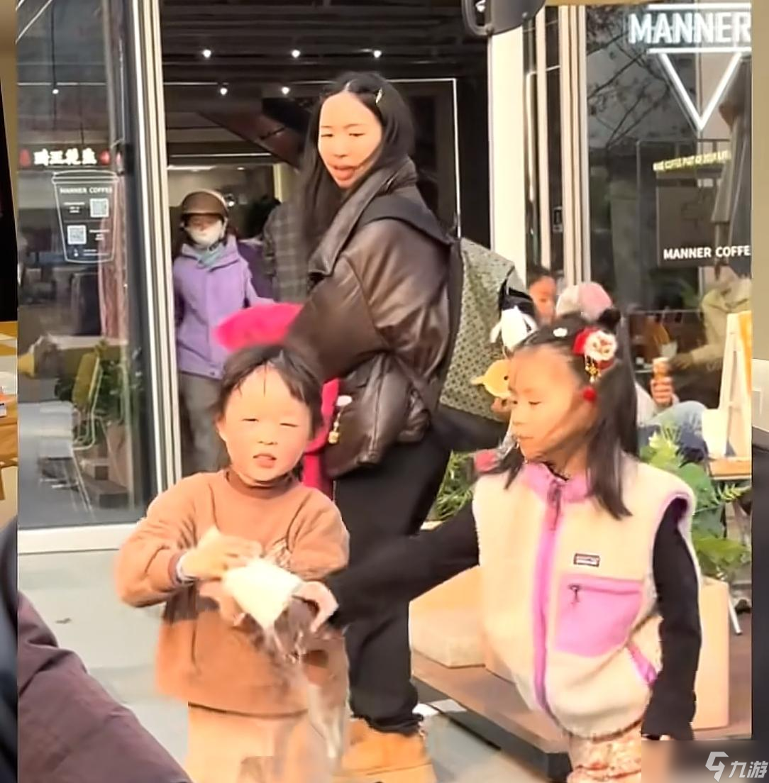 小女孩端水小心走路，被路过女孩故意打翻！事后对方态度不诚恳