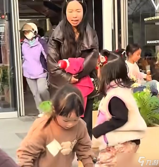 小女孩端水小心走路，被路过女孩故意打翻！事后对方态度不诚恳