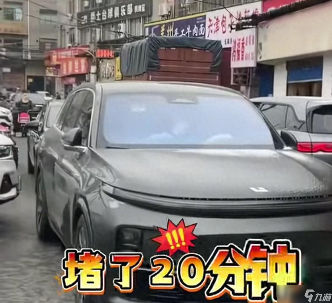 女子车停路中间致堵车20分钟，被路人质问反怼:狗叫什么?挪一遍了