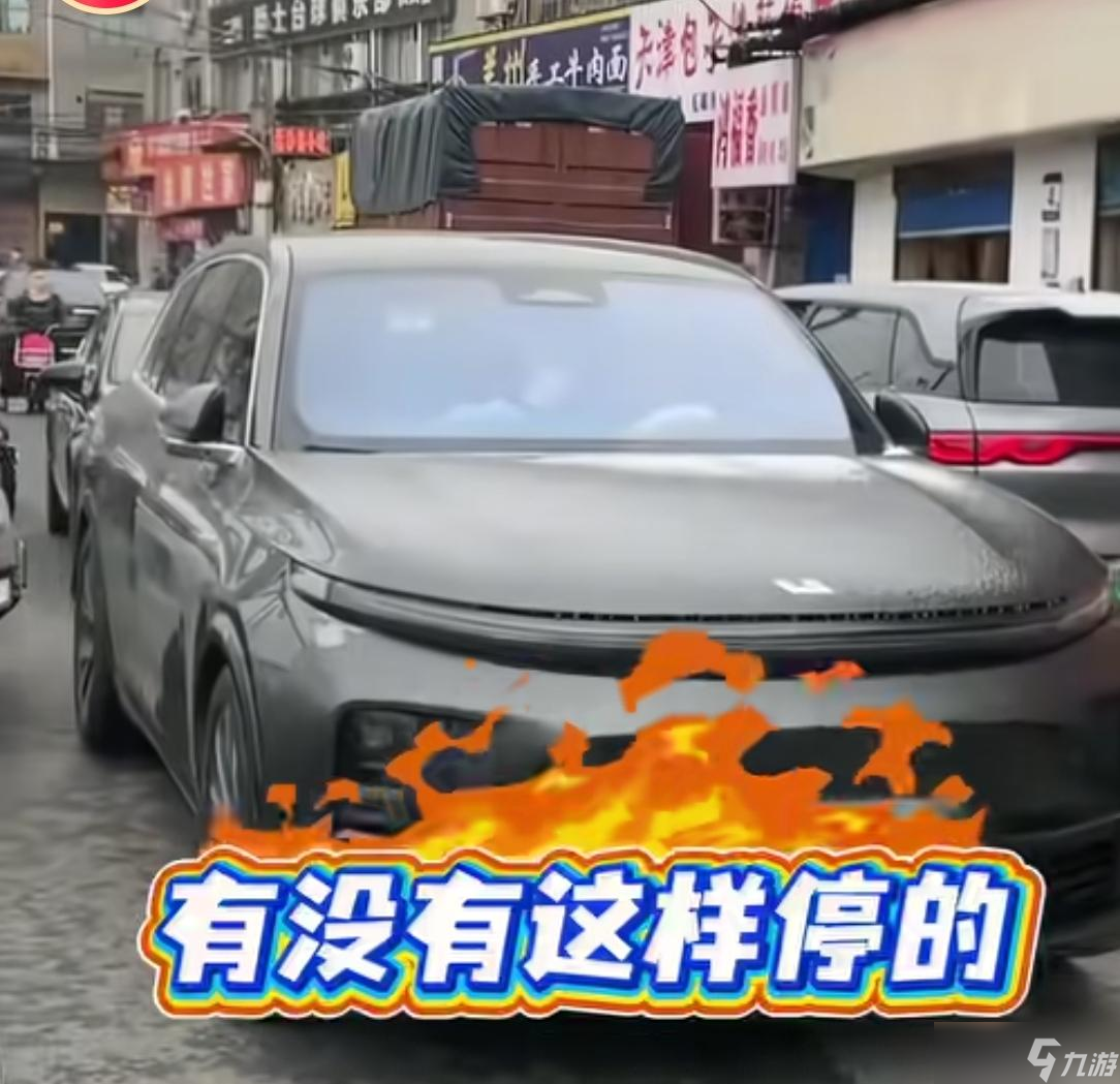 女子车停路中间致堵车20分钟，被路人质问反怼:狗叫什么?挪一遍了