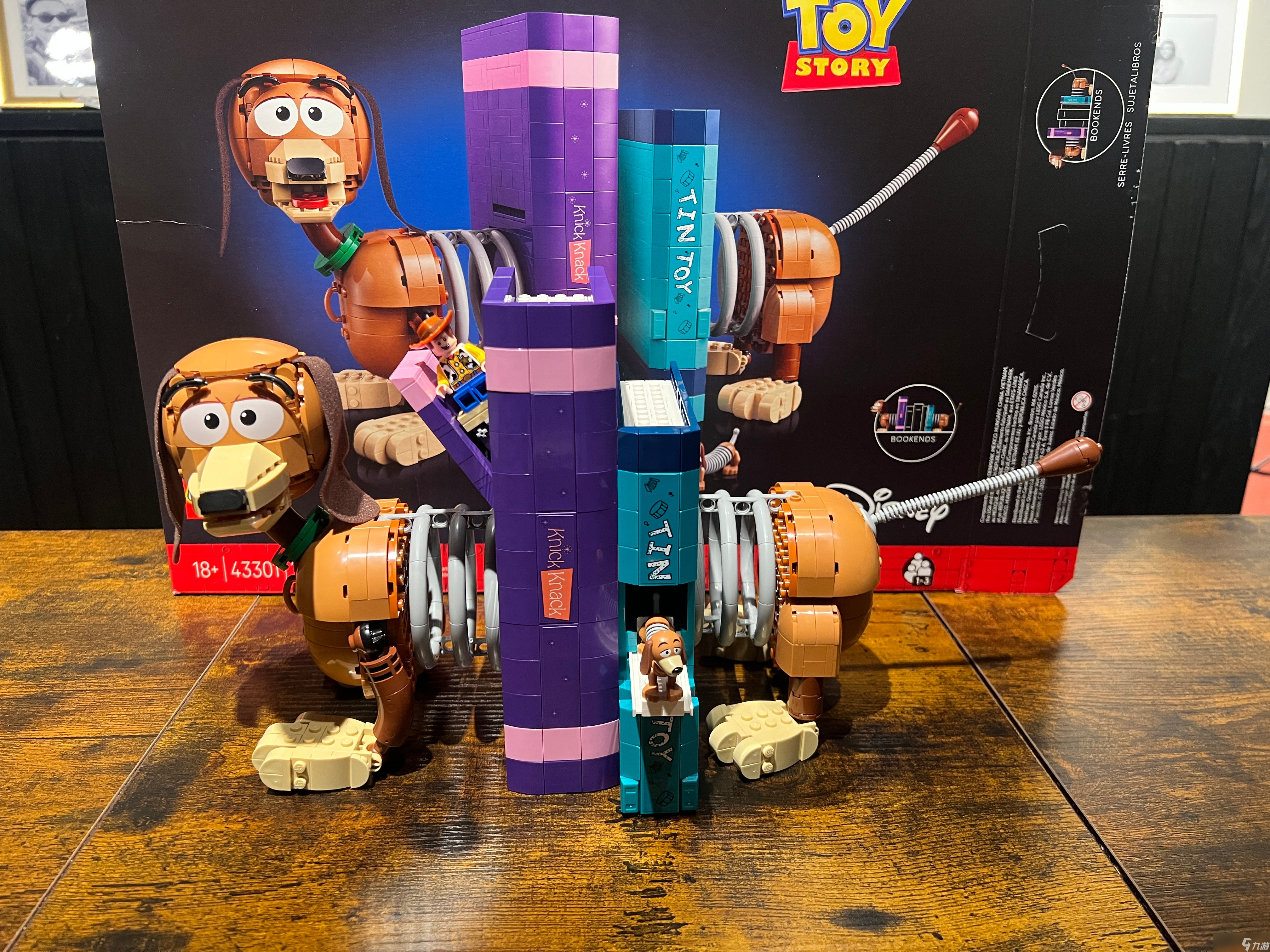 我们拼搭了乐高 Toy Story 弹簧狗书立：既有趣又实用