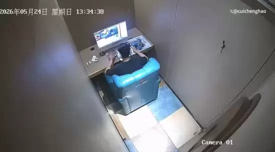 中国玩家海外走红：网吧酣战遭烫伤坚持不下线